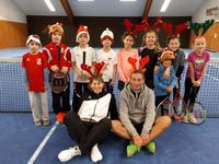 Gruppenbild von Jugendspielern des Tennisclub Dettenhausen in der Tennishalle zusammen mit den Trainern Tom Kranner und Sabine Baur