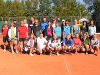 Gruppenbild von Spielerinnen und Spielern des TC Dettenhausen